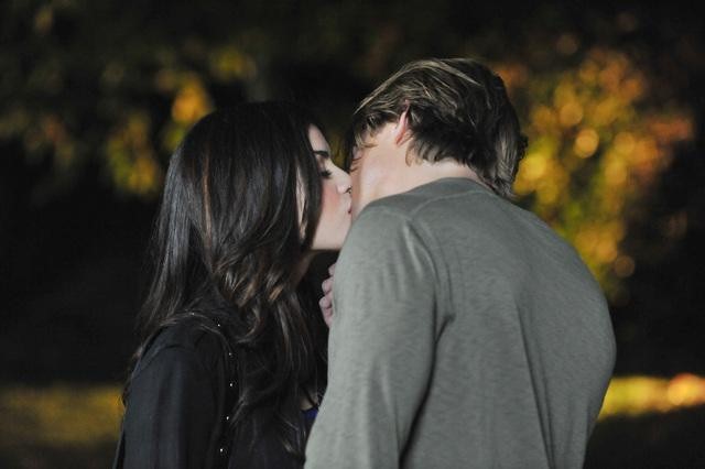 Still of Lucy Hale and Drew Van Acker in Jaunosios melages (2010)