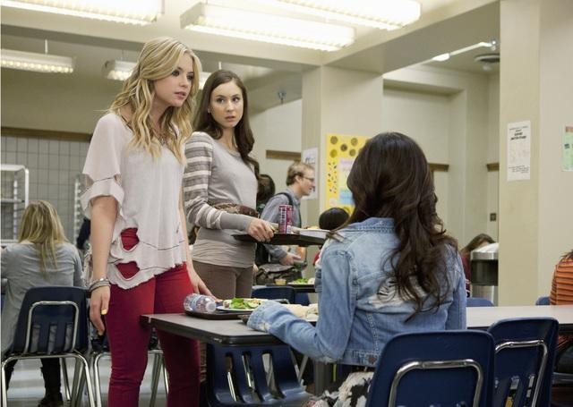 Still of Troian Bellisario, Lucy Hale and Ashley Benson in Jaunosios melages (2010)