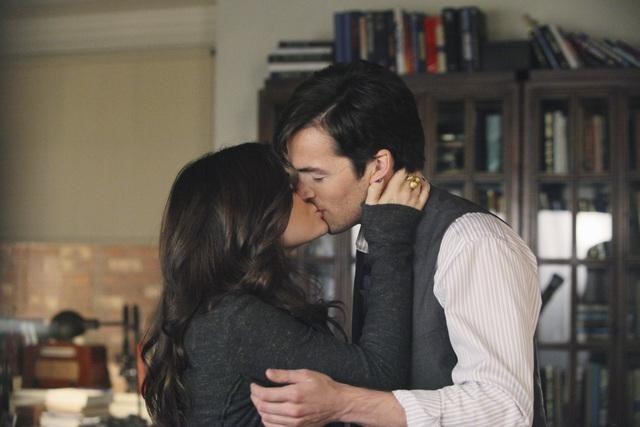 Still of Lucy Hale and Ian Harding in Jaunosios melages (2010)