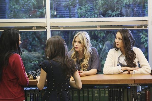 Still of Troian Bellisario, Lucy Hale, Ashley Benson and Shay Mitchell in Jaunosios melages (2010)