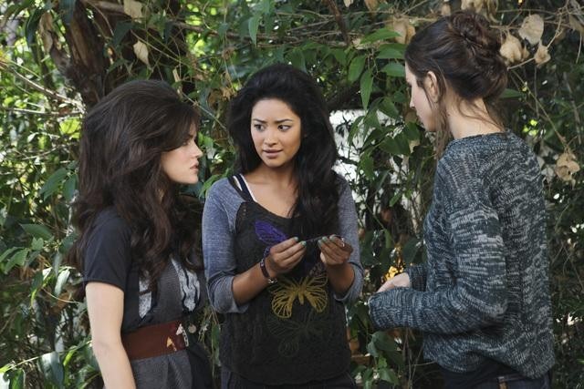 Still of Troian Bellisario, Lucy Hale and Shay Mitchell in Jaunosios melages (2010)