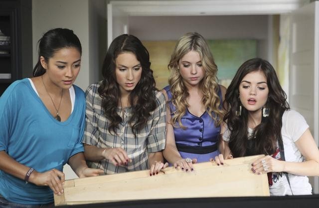 Still of Troian Bellisario, Lucy Hale, Ashley Benson and Shay Mitchell in Jaunosios melages (2010)