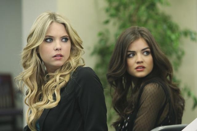 Still of Lucy Hale and Ashley Benson in Jaunosios melages (2010)