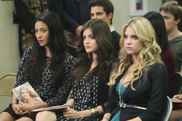 Still of Lucy Hale, Ashley Benson and Shay Mitchell in Jaunosios melages (2010)