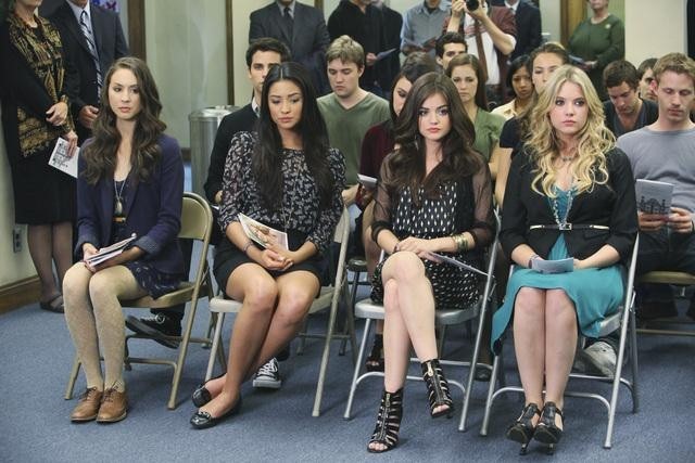 Still of Troian Bellisario, Lucy Hale, Ashley Benson and Shay Mitchell in Jaunosios melages (2010)