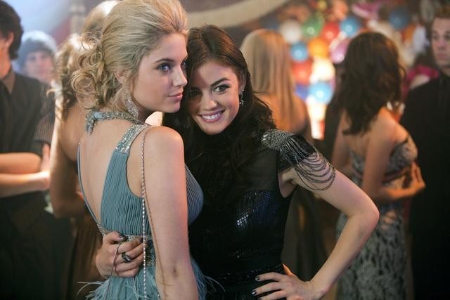 Still of Lucy Hale and Ashley Benson in Jaunosios melages (2010)