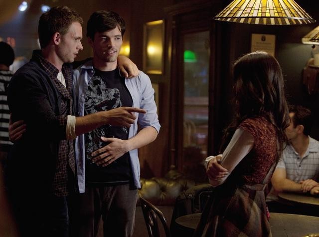 Still of Patrick J. Adams, Lucy Hale and Ian Harding in Jaunosios melages (2010)