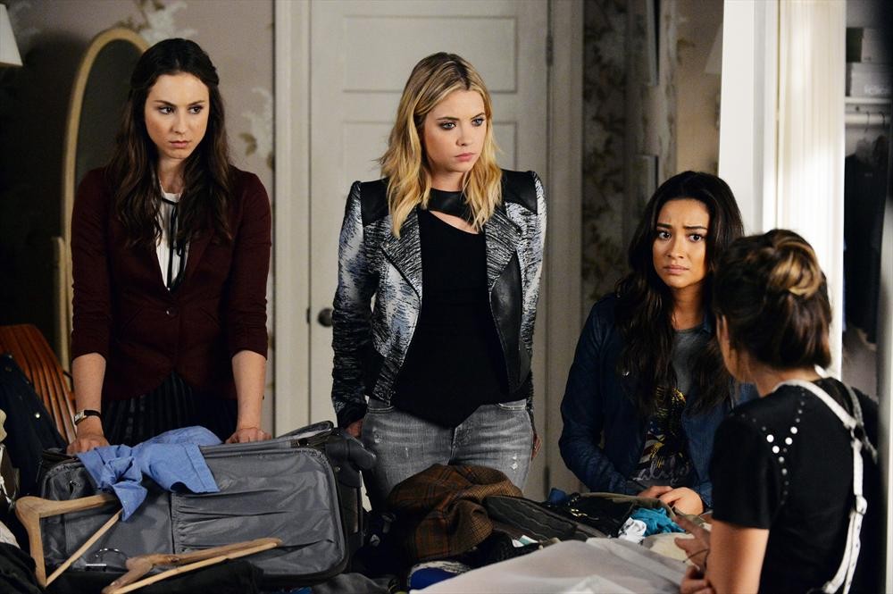 Still of Troian Bellisario, Lucy Hale, Ashley Benson and Shay Mitchell in Jaunosios melages (2010)