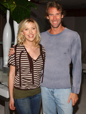 Michael Bay and Scarlett Johansson at event of Sala (2005)