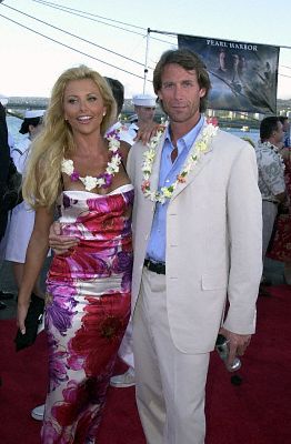 Michael Bay and Lisa Dergan at event of Perl Harboras (2001)