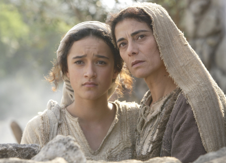 Still of Hiam Abbass and Keisha Castle-Hughes in The Nativity Story (2006)