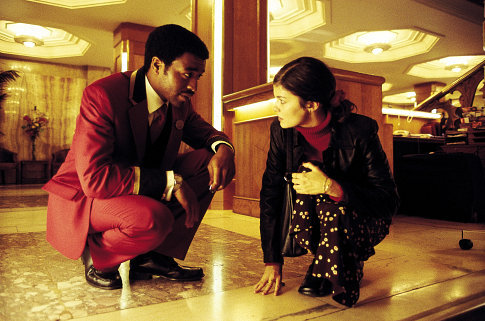 Still of Chiwetel Ejiofor and Audrey Tautou in Dirty Pretty Things (2002)