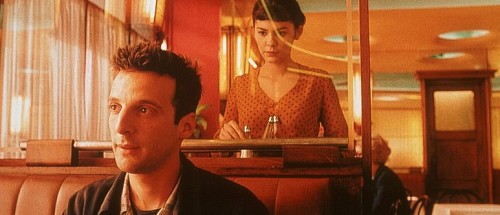 Still of Mathieu Kassovitz and Audrey Tautou in Amelija is Monmartro (2001)