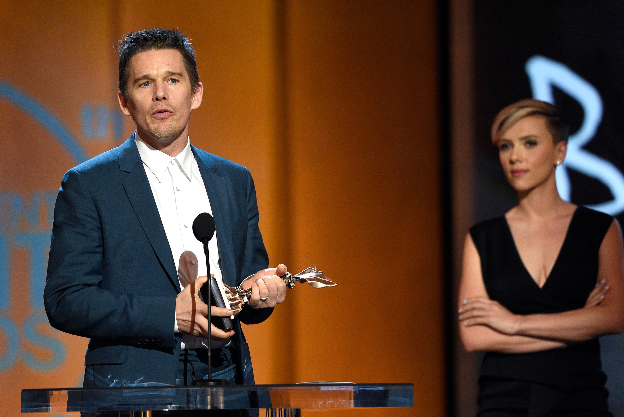 Ethan Hawke and Scarlett Johansson at event of 30th Annual Film Independent Spirit Awards (2015)