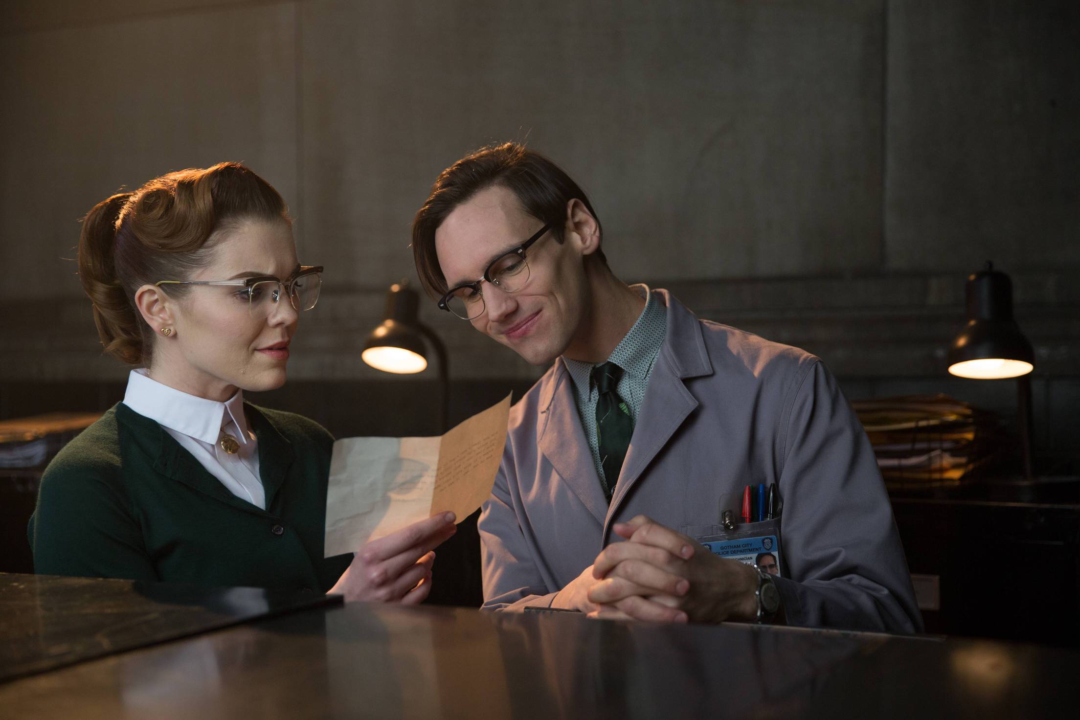 Still of Cory Michael Smith and Chelsea Spack in Gotham (2014)