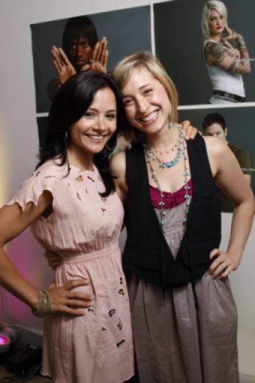 Sarah Edmondson and Allison Mack (Smallville)