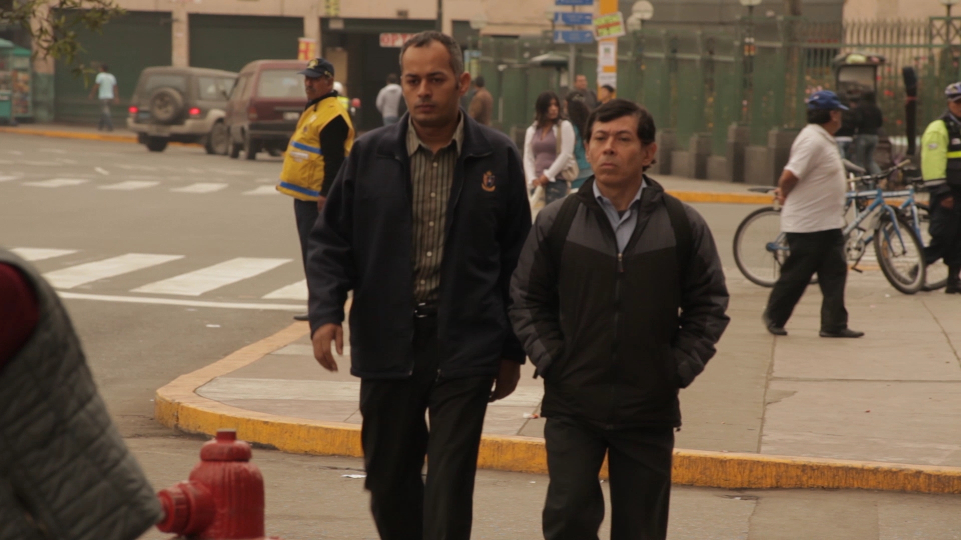 Oscar Ludeña (police deputy) and Oswaldo Salas (police detective Waldo Mamani) in a scene of the peruvian feature film 
