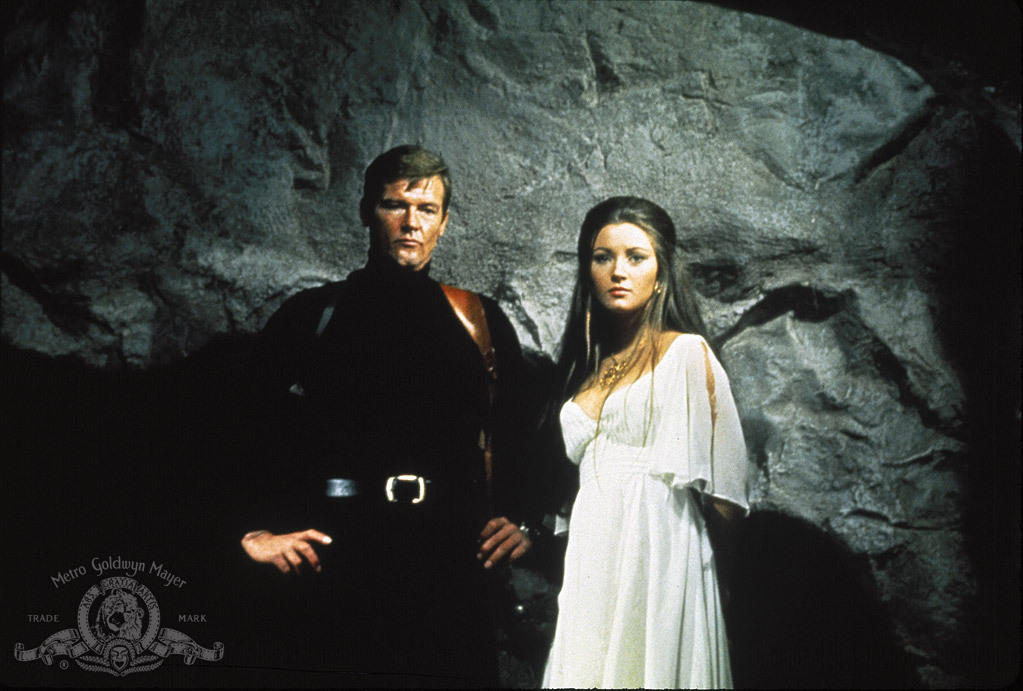 Still of Roger Moore and Jane Seymour in Gyvenk ir leisk mirti (1973)