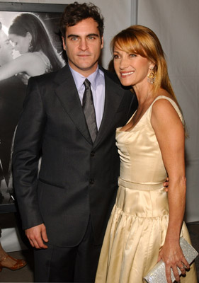 Joaquin Phoenix and Jane Seymour at event of Ties jausmu riba (2005)