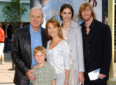 James Keach and Jane Seymour at event of Neitiketinos Lemoni Sniketo istorijos (2004)