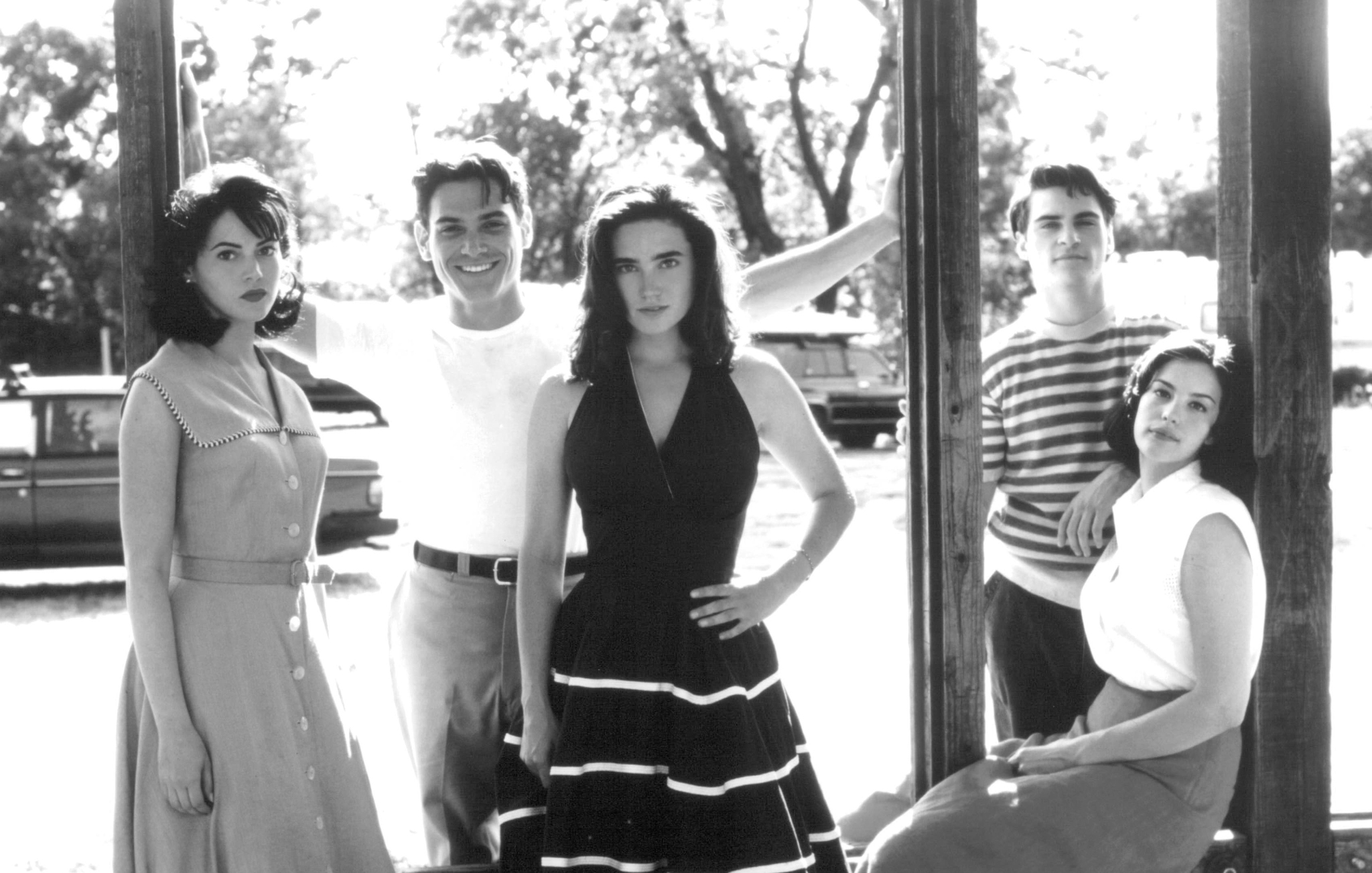 Still of Jennifer Connelly, Liv Tyler, Billy Crudup, Joaquin Phoenix and Joanna Going in Inventing the Abbotts (1997)