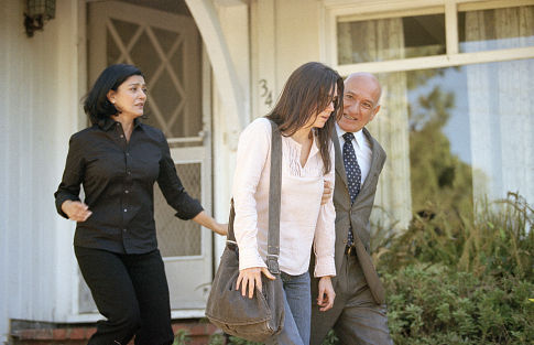 Still of Jennifer Connelly, Ben Kingsley and Shohreh Aghdashloo in Smelio ir ruko namai (2003)