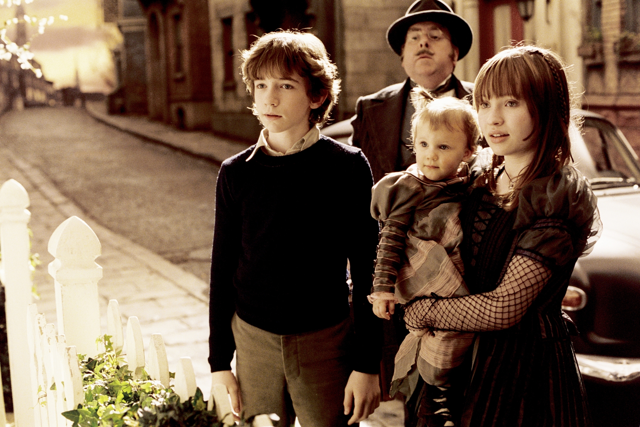 Still of Timothy Spall, Liam Aiken, Emily Browning and Shelby Hoffman in Neitiketinos Lemoni Sniketo istorijos (2004)