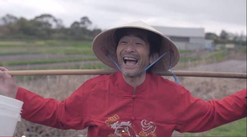 Yoji Tatsuta as 'Chinaman' in a YouTube video 'America v China_RAP BATTLE' by Superwog 2014