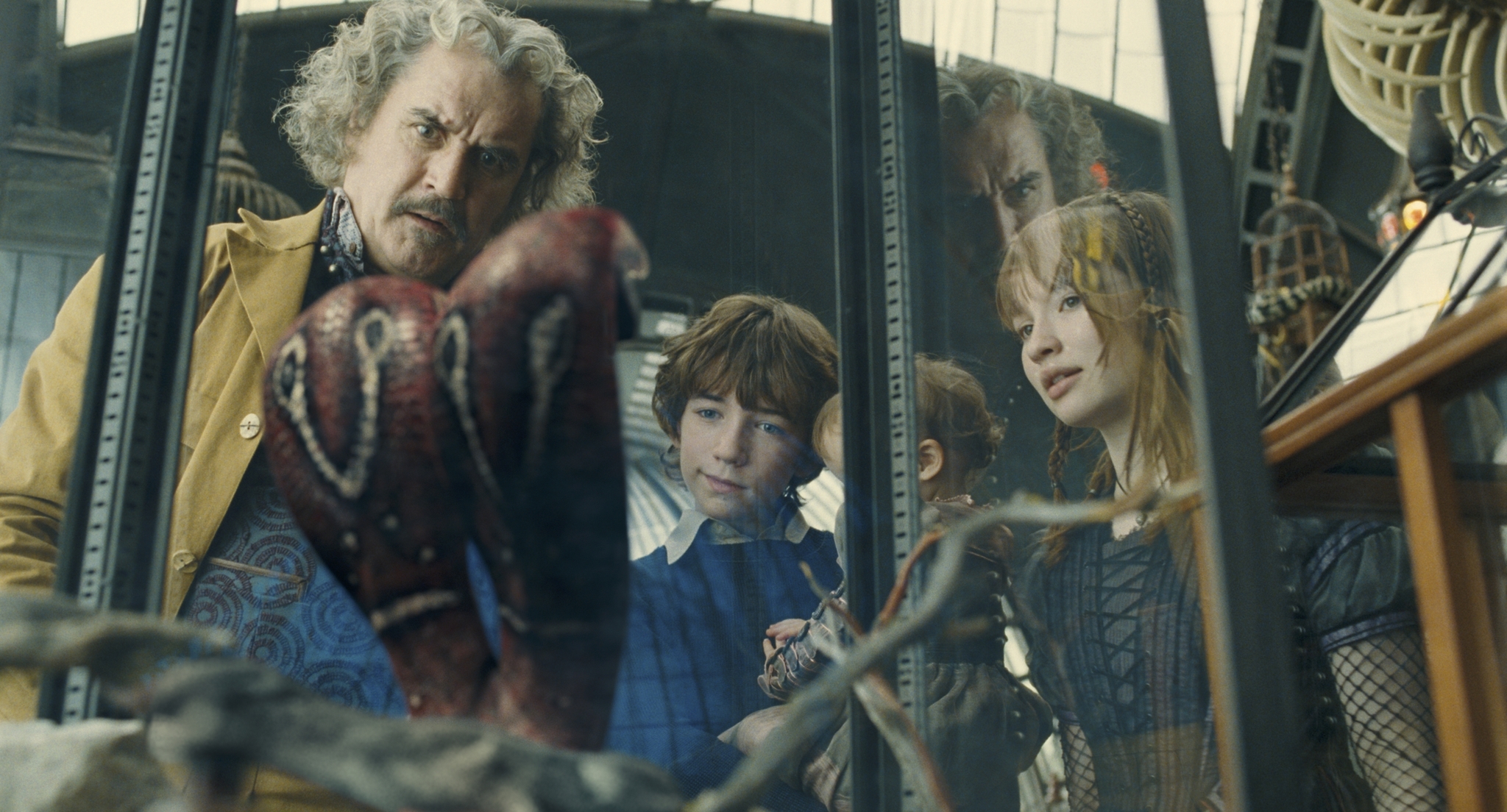 Still of Liam Aiken, Emily Browning, Billy Connolly and Shelby Hoffman in Neitiketinos Lemoni Sniketo istorijos (2004)