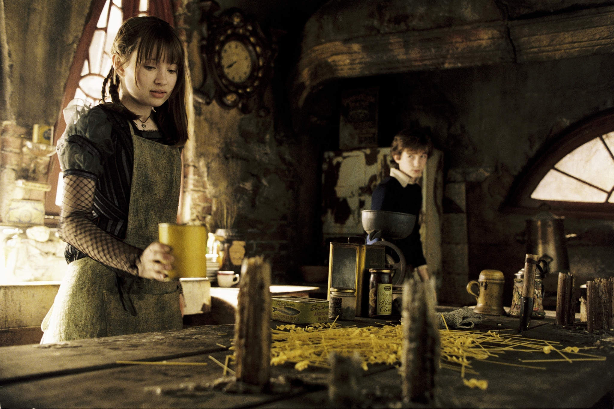 Still of Liam Aiken and Emily Browning in Neitiketinos Lemoni Sniketo istorijos (2004)