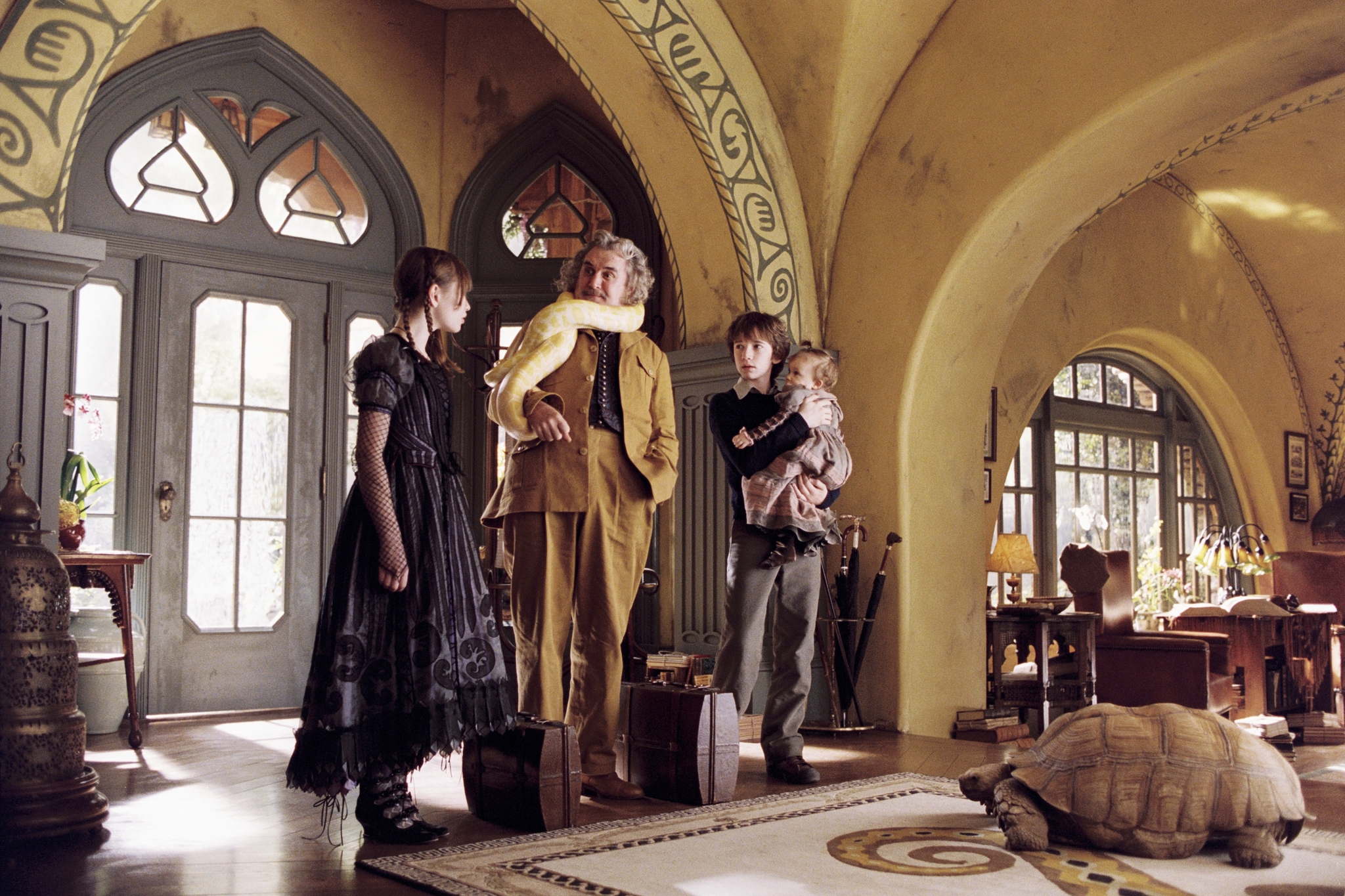 Still of Liam Aiken, Emily Browning, Billy Connolly and Shelby Hoffman in Neitiketinos Lemoni Sniketo istorijos (2004)