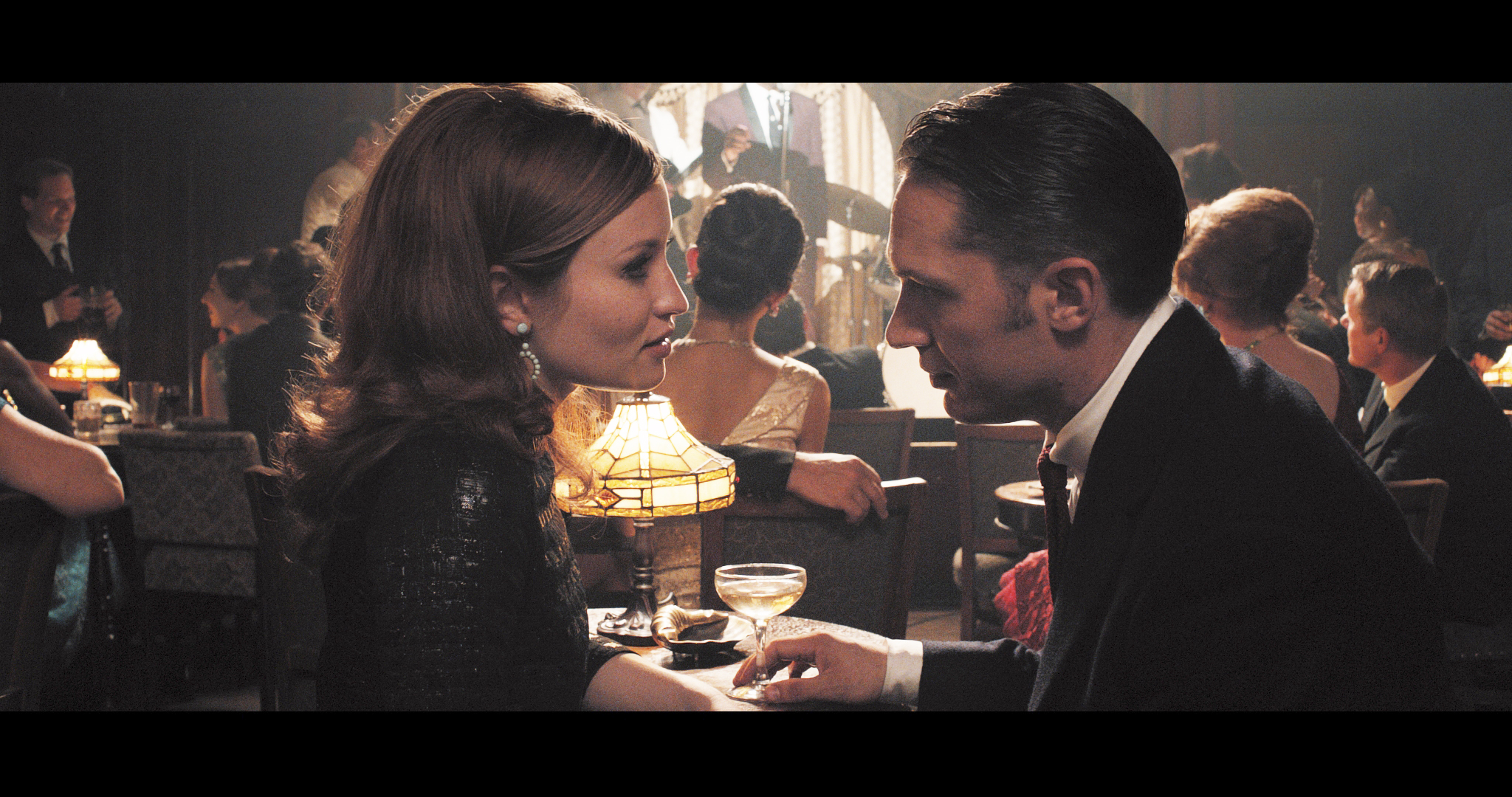 Still of Emily Browning and Tom Hardy in Legenda (2015)