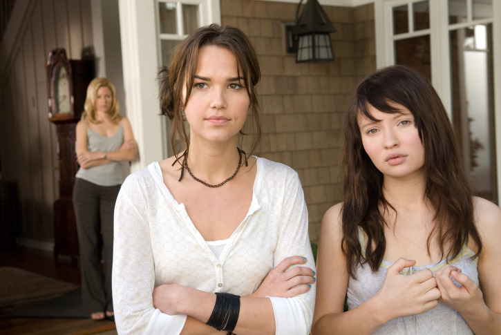 Still of Elizabeth Banks, Emily Browning and Arielle Kebbel in Nekviesti sveciai (2009)