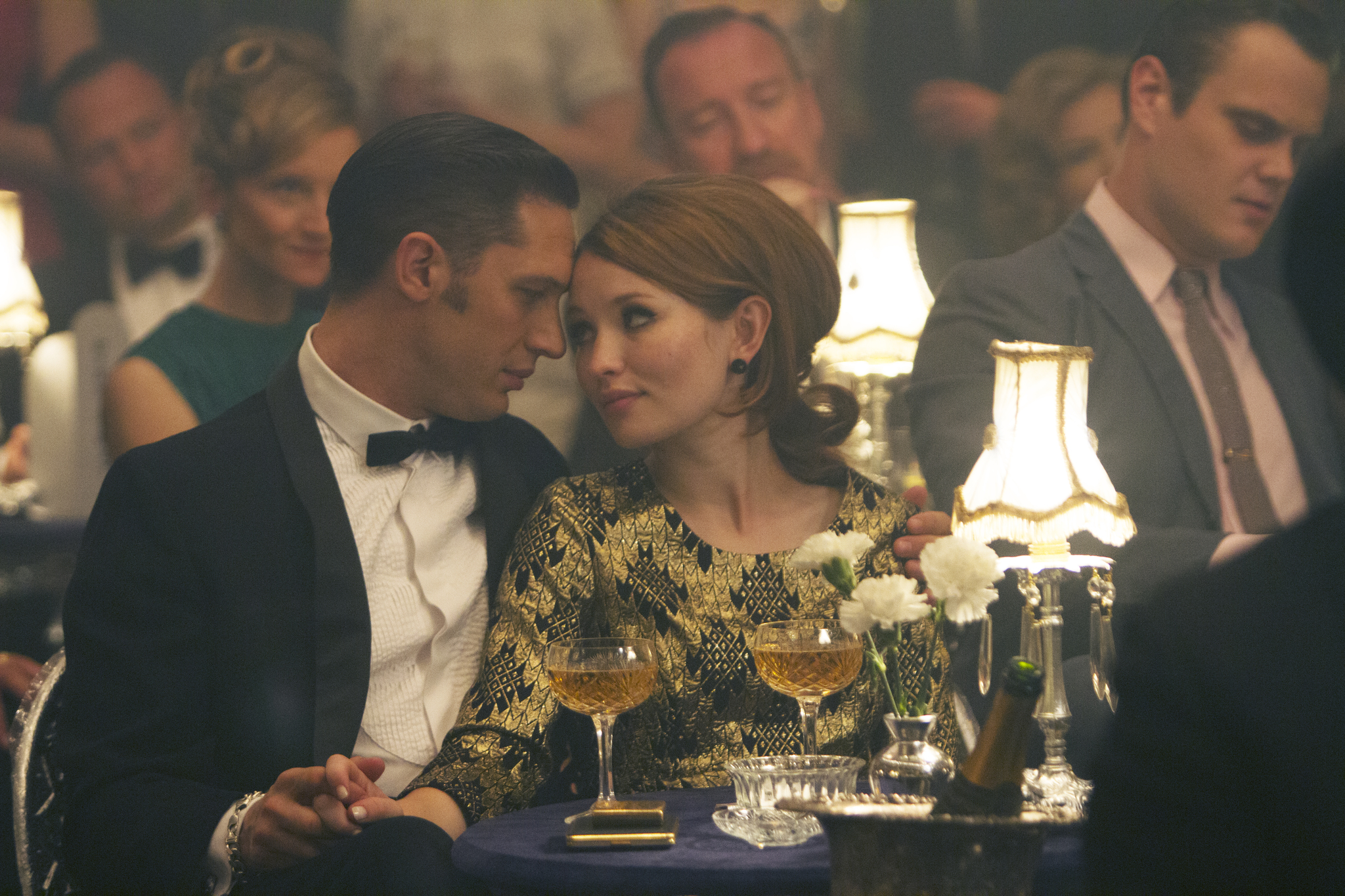 Still of Emily Browning and Tom Hardy in Legenda (2015)