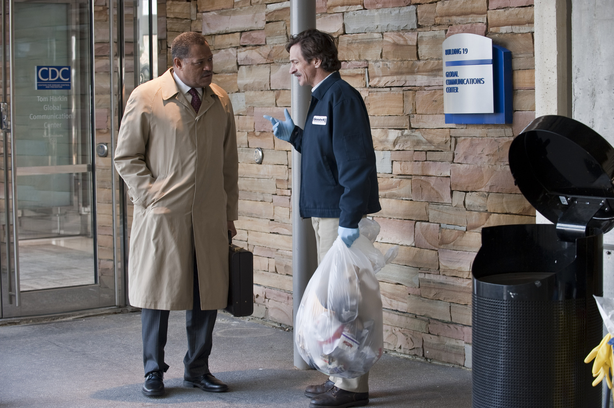 Still of Laurence Fishburne and John Hawkes in Uzkratas (2011)