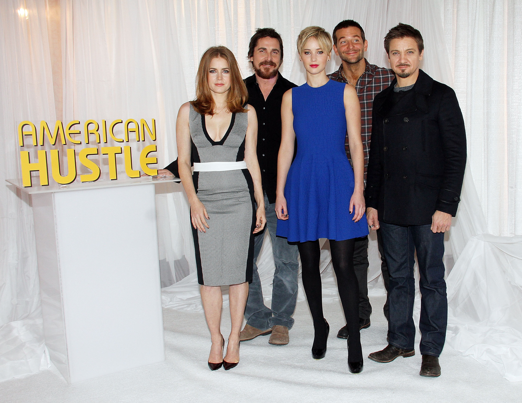 Christian Bale, Amy Adams, Bradley Cooper, Jeremy Renner and Jennifer Lawrence at event of Amerikietiska afera (2013)