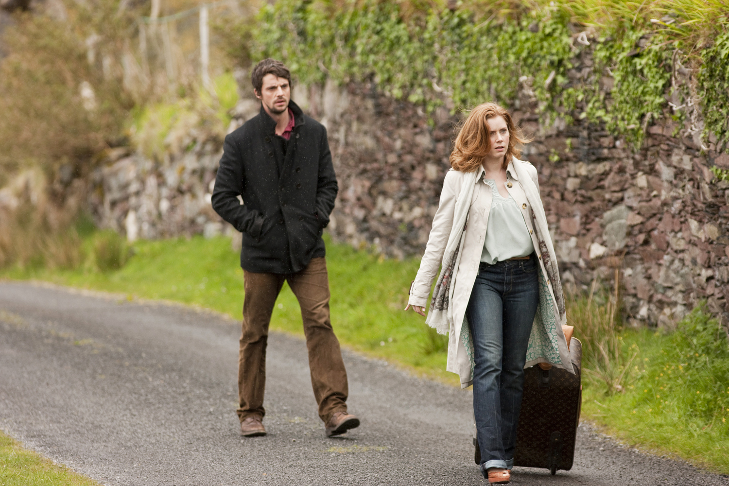 Still of Amy Adams and Matthew Goode in Keliamieji metai (2010)