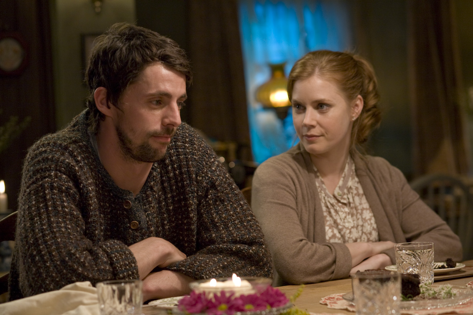 Still of Amy Adams and Matthew Goode in Keliamieji metai (2010)