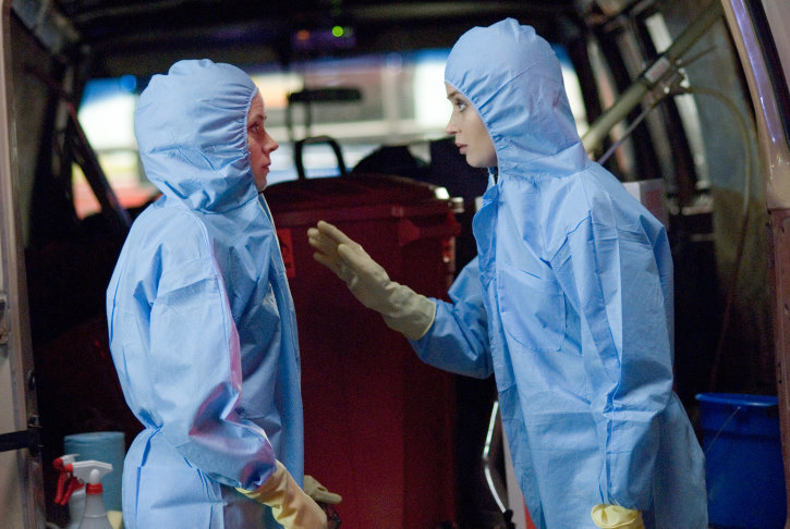 Still of Amy Adams and Emily Blunt in Sunshine Cleaning (2008)