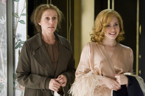 Still of Frances McDormand and Amy Adams in Miss Pettigrew Lives for a Day (2008)