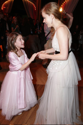 Amy Adams and Rachel Covey at event of Enchanted (2007)