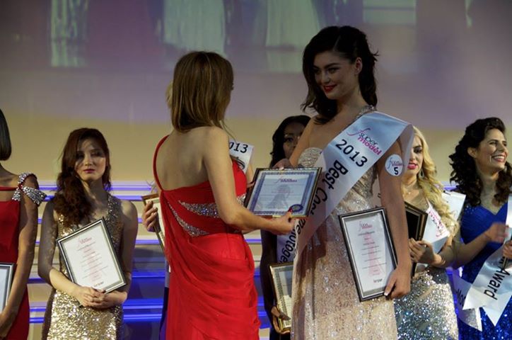 Presenting Award to Best Costume/Miss International Supermodel