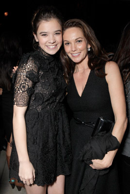 Diane Lane and Hailee Steinfeld at event of Tikras isbandymas (2010)