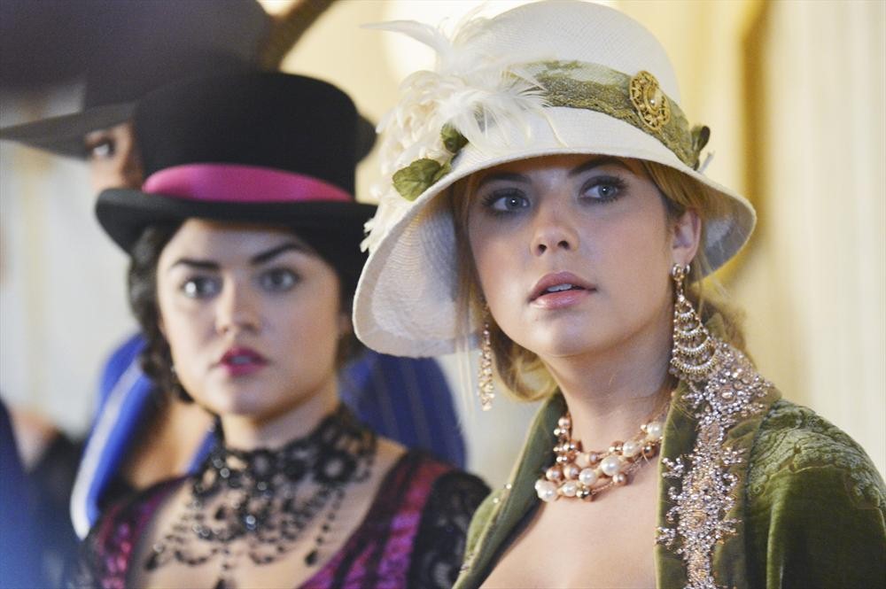 Still of Lucy Hale and Ashley Benson in Jaunosios melages (2010)