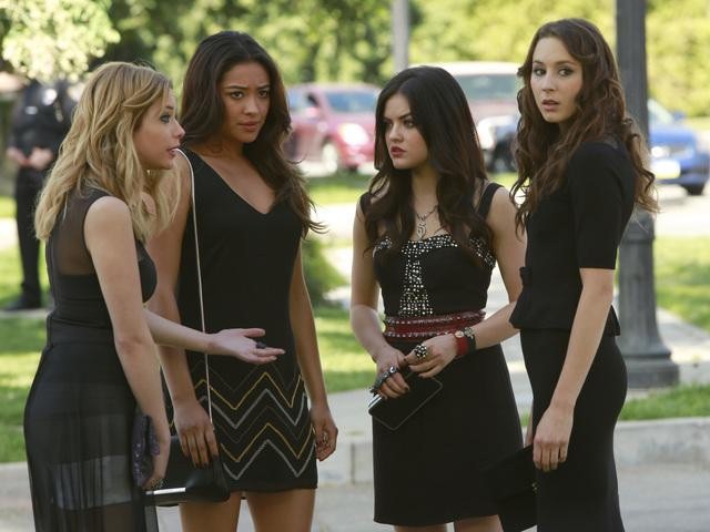 Still of Troian Bellisario, Lucy Hale, Ashley Benson and Shay Mitchell in Jaunosios melages (2010)