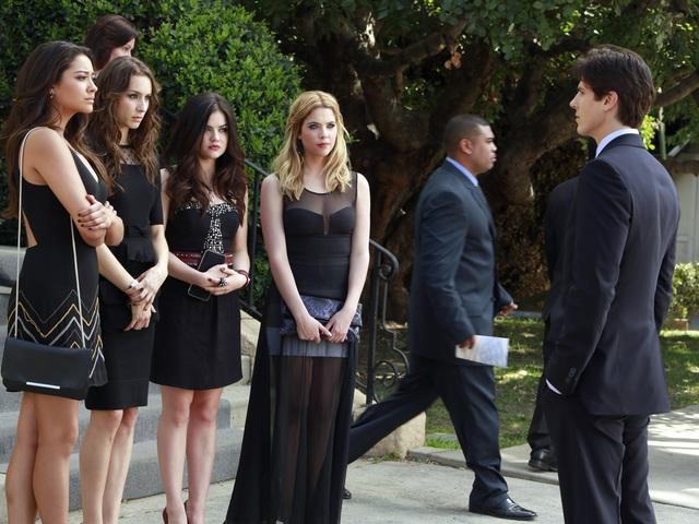 Still of Troian Bellisario, Sean Faris, Lucy Hale, Ashley Benson and Shay Mitchell in Jaunosios melages (2010)