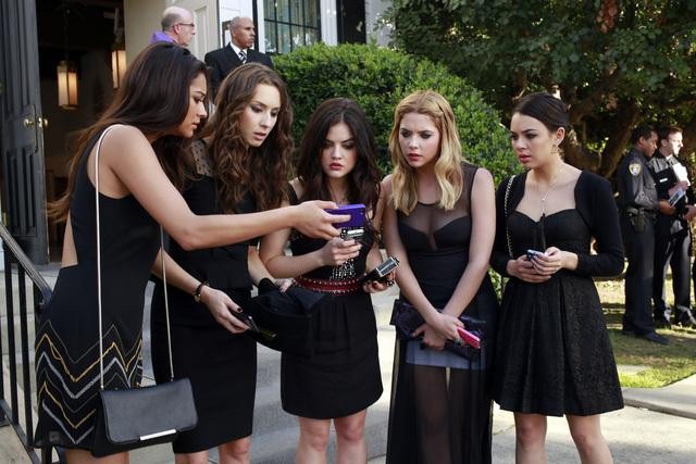 Still of Troian Bellisario, Janel Parrish, Lucy Hale, Ashley Benson and Shay Mitchell in Jaunosios melages (2010)