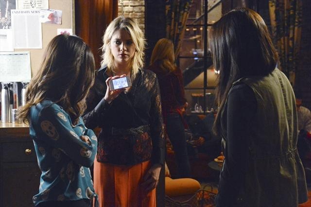 Still of Lucy Hale, Ashley Benson and Shay Mitchell in Jaunosios melages (2010)