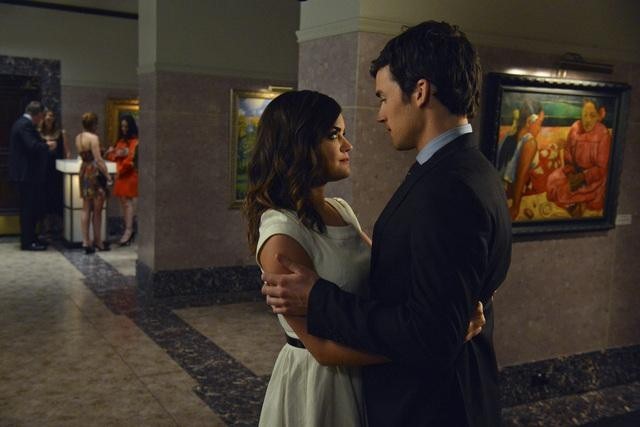 Still of Lucy Hale and Ian Harding in Jaunosios melages (2010)