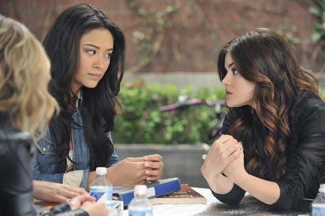 Still of Lucy Hale and Shay Mitchell in Jaunosios melages (2010)
